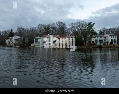 Reston, Virginie, États-Unis -- 14 Février 2020. Photo grand angle en début de matinée des maisons situées sur le bord de mer du lac Anne à Reston, en Virginie. Banque D'Images