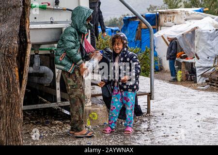 Enfants Du Camp De Moria Lesbos Grèce Banque D'Images