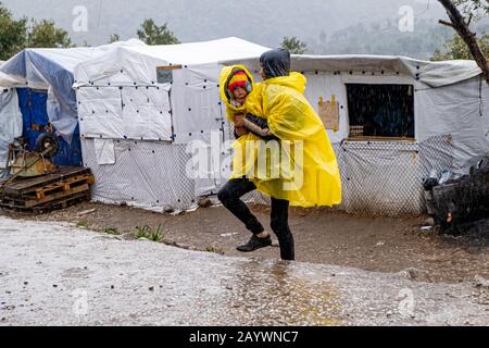 Enfants Du Camp De Moria Lesbos Grèce Banque D'Images