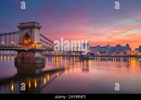 Budapest, Hongrie. Vue panoramique sur la ville de Budapest avec le bâtiment Chain Bridge pendant le magnifique lever du soleil d'hiver. Banque D'Images