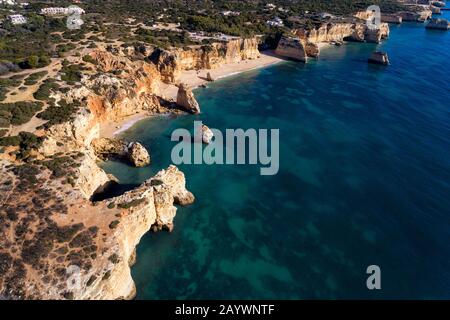 Vue aérienne de Praia da Marinha (plage de Marinha) sur la magnifique côte le long de Lagoa, en Algarve, au Portugal Banque D'Images