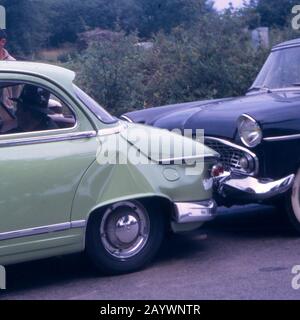 Accident de voitures anciennes, butoirs s'est écrasé entre deux voitures anciennes, France Banque D'Images