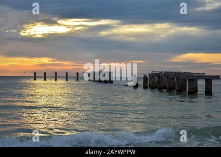 Boca Grande Beach Pier Au Coucher Du Soleil, Beach Landscape Photography, Southwest Florida Gasparilla Island, Coastal Background, Délabré Béton Pier Banque D'Images