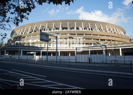 Tokyo, Japon. 17 février 2020. Vue sur le nouveau stade national de Kasumigaoka, Shinjuku, Tokyo, Japon. Le stade servira de stade principal pour les cérémonies d'ouverture et de clôture et pour les épreuves de piste et de terrain aux Jeux olympiques et paralympiques d'été de Tokyo 2020. Crédit: Stanislav Kogiku/Sopa Images/Zuma Wire/Alay Live News Banque D'Images