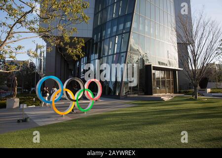 Tokyo, Japon. 17 février 2020. Vue sur les Anneaux olympiques près du Musée olympique du Japon et du nouveau stade national de Tokyo.Le stade servira de stade principal pour les cérémonies d'ouverture et de clôture et pour les épreuves de piste et de terrain aux Jeux olympiques et paralympiques d'été de Tokyo 2020. Crédit: Stanislav Kogiku/Sopa Images/Zuma Wire/Alay Live News Banque D'Images