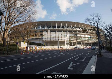 Tokyo, Japon. 17 février 2020. Vue sur le nouveau stade national de Kasumigaoka, Shinjuku, Tokyo, Japon. Le stade servira de stade principal pour les cérémonies d'ouverture et de clôture et pour les épreuves de piste et de terrain aux Jeux olympiques et paralympiques d'été de Tokyo 2020. Crédit: Stanislav Kogiku/Sopa Images/Zuma Wire/Alay Live News Banque D'Images