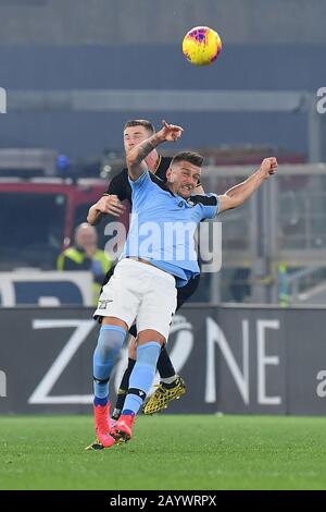 Rome, Italie. 16 février 2020. Sergej Milinkovic-Savic (Latium) Milan Skriniar (Inter) lors du match de la Serie italienne entre Lazio 2-1 au stade Olimpic le 16 février 2020 à Rome, Italie. Crédit: Aflo Co. Ltd./Alay Live News Banque D'Images