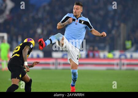 Rome, Italie. 16 février 2020. Sergej Milinkovic-Savic (Latium) Ashley Young (Inter) lors du match de la Serie italienne entre Lazio 2-1 au stade Olimpic le 16 février 2020 à Rome, Italie. Crédit: Aflo Co. Ltd./Alay Live News Banque D'Images