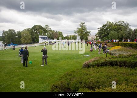 Entraînez-vous à mettre du vert au club de golf Wentworth, Virginia Water, Surrey, Angleterre, pendant le championnat PGA du Tour européen Banque D'Images