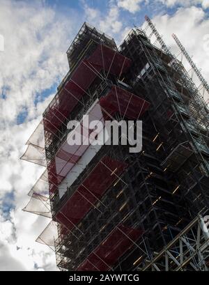 Elizabeth Tower, anciennement The Clock Tower, souvent appelée Big Ben, dans le Palais de Westminster, Londres, sous échafaudage pour rénovation Banque D'Images