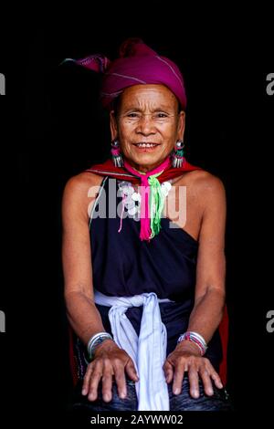 Portrait D'Une Femme Du Groupe Ethnique De Kayah En Costume Traditionnel, Hta Nee La Leh Village, Loikaw, Etat De Kayah, Myanmar. Banque D'Images