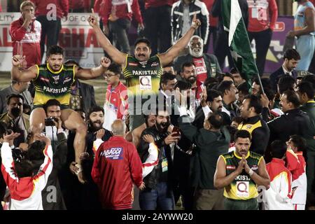 Les joueurs de l'équipe pakistanaise Kabaddi ont fait la vague des drapeaux nationaux et des spectateurs pakistanais qui célèbrent sa victoire après avoir remporté le match final de la coupe du monde Kabaddi 2020, le Pakistan ayant remporté la coupe du monde kabaddi 2020 en 2 points marquant 43-41 pour la première fois au stade du Punjab à Lahore. (Photo De Rana Sajid Hussain/Pacific Press) Banque D'Images