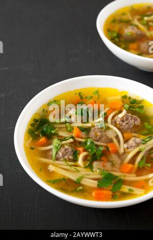 Sopa a la Minuta maison dans des bols blancs sur fond noir, vue latérale. Espace de copie. Banque D'Images