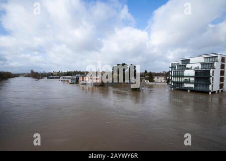La rivière Wye cause de graves dommages à mesure que la banque de brise-eau de Hereford City. Banque D'Images