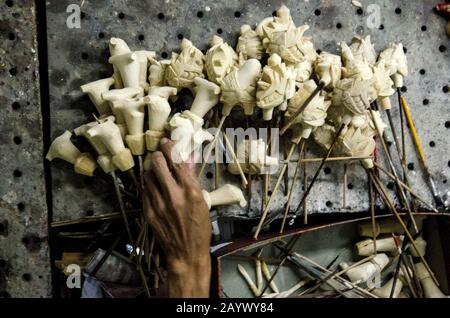 Bandung. 17 février 2020. Un travailleur détient des parties de marionnettes en bois du Sundanais ou de Wayang Golek à la galerie d'artisanat de Cupumanik à Bandung, Java Ouest, Indonésie, 17 février 2020. La galerie d'artisanat de Cupumanik produit une variété de Wayang Golek pour les touristes nationaux et étrangers comme artisanat et aussi pour la performance de marionnettes de Sundanais. Crédit: Septianjar/Xinhua/Alay Live News Banque D'Images