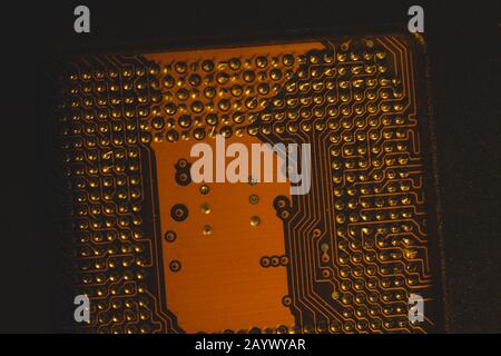 Broches du processeur macro. Carte mère de l'ordinateur gros plan. Broches du processeur sur une carte de circuit imprimé. Micro-éléments de l'unité centrale de l'ordinateur. Technologie moderne Banque D'Images