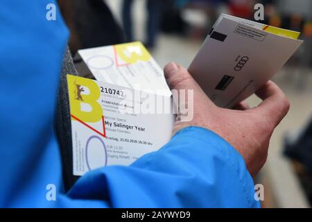 Berlin, Allemagne. 17 février 2020. Dans les arcades de la Potsdamer Platz, un homme vient d'acheter des billets pour la Berlinale dans sa main. Les ventes de billets à l'avance pour le 70ème Festival international du film de Berlin ont commencé. Crédit: Sonja Wurtscheid/Dpa/Alay Live News Banque D'Images