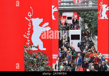 Berlin, Allemagne. 17 février 2020. Les gens attendent à Berlin Arcades à Potsdamer Platz pour acheter des billets pour la Berlinale. Les ventes de billets à l'avance pour la 70ème édition du Festival International du Film de Berlin ont commencé. Crédit: Sonja Wurtscheid/Dpa/Alay Live News Banque D'Images