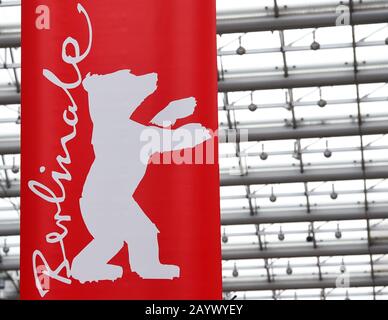 Berlin, Allemagne. 17 février 2020. Une bannière Berlinale est suspendue dans les arcades de Potsdamer Platz, où la vente de billets pour le 70ème Festival International du Film de Berlin a commencé. Crédit: Sonja Wurtscheid/Dpa/Alay Live News Banque D'Images