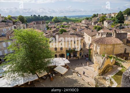 Saint Emilion, France - 11 août 2019 : les personnes bénéficiant de la vue sur le centre de la vieille ville médiévale de saint emilion, en Aquitaine, France Banque D'Images