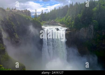 Snoqualmie Falls dans le nord-ouest des États-Unis, situé à l'est de Seattle sur la rivière Snoqualmie. Banque D'Images