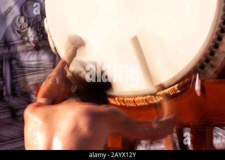 Flou de mouvement des performances du tambour Taiko. Banque D'Images