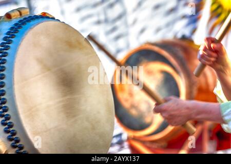 Flou de mouvement des performances du tambour Taiko. Banque D'Images