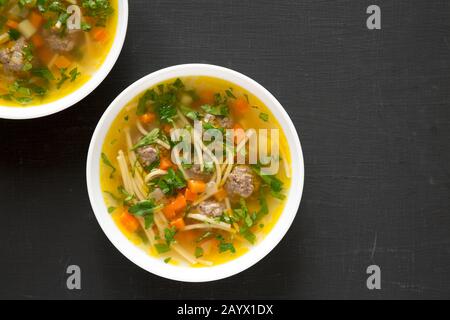Sopa a la Minuta maison dans des bols blancs sur une surface noire, vue de dessus. Espace de copie. Banque D'Images