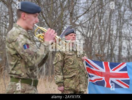 Spremberg, Allemagne. 17 février 2020. Les forces britanniques de la Royal Air Force participent à une cérémonie de commémoration et de dépôt de couronnes à la fin du long mars, à l'ancienne station de fret de la ville. Avec sa marche, la Royal Air Force britannique commémore l'évacuation de plusieurs milliers de prisonniers de guerre, qui ont eu lieu pendant les mois d'hiver de 1944/45 du camp POW à Sagan (aujourd'hui Pologne) vers l'Allemagne du Nord. Crédit: Patrick Pleul/Dpa-Zentralbild/Dpa/Alay Live News Banque D'Images