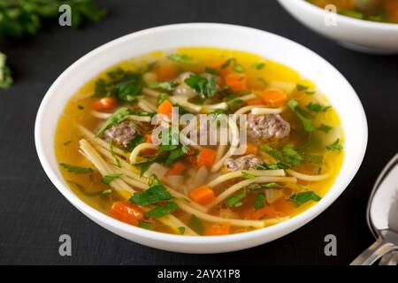 Sopa a la Minuta maison dans des bols blancs sur une surface noire, vue latérale. Gros plan. Banque D'Images