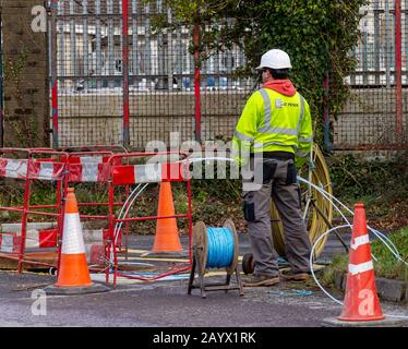 Un câble à fibres optiques est installé en sous-sol à Skibbereen, West Cork, Irlande. Banque D'Images