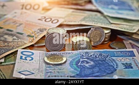 Monnaie monétaire polonaise posée sur la table Banque D'Images