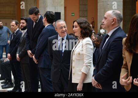 Madrid, Espagne. 17 février 2020. Le capitaine du Real Madrid Felipe Reyes et Campazzo lors de la réception De L'équipe De basket-ball Du Real Madrid après avoir remporté la coupe du roi d'Espagne, à Madrid, le lundi 17 février 2020 crédit: Cordon PRESS/Alay Live News Banque D'Images