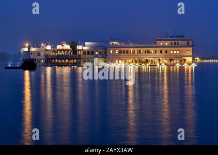 Nuit photo de l'hôtel éclairé Taj Lake Palace, lac Pichola, Udaipur, Rajasthan, Inde Banque D'Images