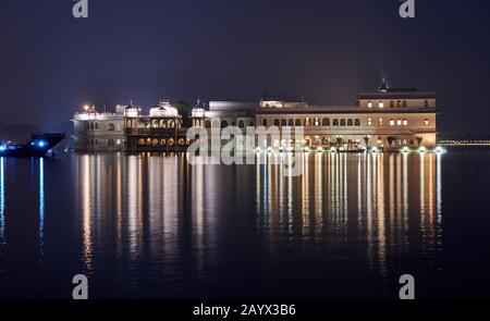 Nuit photo de l'hôtel éclairé Taj Lake Palace, lac Pichola, Udaipur, Rajasthan, Inde Banque D'Images