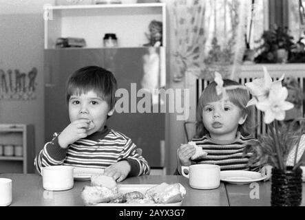 01 janvier 1980, Brandenburg, Leipzig: Dans une crèche de la Bau-und Montagekombinat (BMK) Süd Leipzig, division de la construction industrielle, les petits enfants sont pris en charge au début des années 1980. Date exacte de l'enregistrement inconnue. Photo : Volksmar Heinz/dpa-Zentralbild/ZB Banque D'Images