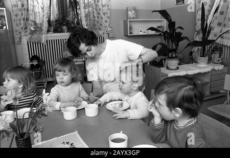 01 janvier 1980, Brandenburg, Leipzig: Dans une crèche de la Bau-und Montagekombinat (BMK) Süd Leipzig, division de la construction industrielle, les petits enfants sont pris en charge au début des années 1980. Date exacte de l'enregistrement inconnue. Photo : Volksmar Heinz/dpa-Zentralbild/ZB Banque D'Images