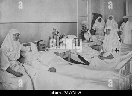 La Tsaritsa russe Alexandra Feodorovna Princesse Alix de Hesse et par le Rhin assis au milieu avec ses filles Olga sur la gauche et Tatiana debout au milieu à l'arrière tout en travaillant à l'hôpital militaire de Tsarskoye Selo (Pouchkine) pendant la première Guerre mondiale Banque D'Images