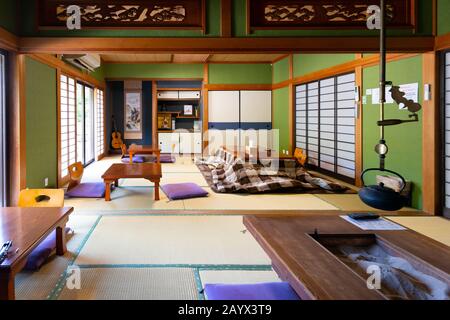 Yunomine OSEN, JAPON, 23 mars 2019 : intérieur Confortable d'une maison d'hôtes Ryoken traditionnelle dans le village Yunomine Osen, chemin de pèlerinage de Kumano Kodo. Banque D'Images