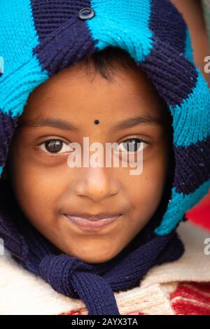RAGHURAJPUR, INDE, LE 14 JANVIER 2019 : Fermer portrait d'une petite fille indienne grave . Banque D'Images
