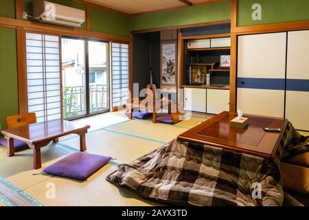 Yunomine OSEN, JAPON, 23 mars 2019 : intérieur Confortable d'une maison d'hôtes Ryoken traditionnelle dans le village Yunomine Osen, chemin de pèlerinage de Kumano Kodo. Banque D'Images