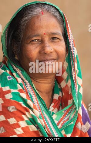 RAGHURAJPUR, INDE, 14 JANVIER 2019 : Portrait proche d'une jeune femme indienne Banque D'Images