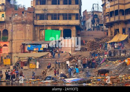 Varanasi, INDE, 18 janvier 2019 : crémation traditionnelle du corps hindou le long de la célèbre Manikarnika Ghat à Varanasi Banque D'Images