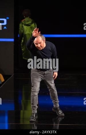 New YORK, NEW YORK - FÉVRIER 08: Le designer Custo Dalmu marche la piste pendant le 25ème anniversaire de Custo Barcelone Spectaculaire À la semaine de la mode de New York Banque D'Images