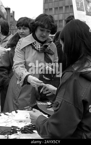 01 mai 1979, Brandebourg, Leipzig: Après la manifestation du 1er mai 1979 à Leipzig sur le Ring, dans le "GDR appelé la Journée internationale De Lutte et de vacances des Ouvriers pour la paix et le socialisme", les journalistes vendent des photos dans un bazar de soli. L'argent est utilisé pour les dons de solidarité. Photo : Volksmar Heinz/dpa-Zentralbild/ZB Banque D'Images