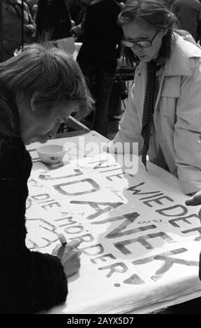 01 mai 1979, Brandenburg, Leipzig: Après la manifestation du 1er mai 1979 à Leipzig sur le Ring, qui a été appelé "Journée internationale De Lutte et vacances Des travailleurs pour la paix et le socialisme" dans le "GDR", les journalistes vendent des articles à Solibasar. L'argent est utilisé pour les dons de solidarité. Les signatures sont collectées sur une affiche 'Jamais encore Majdanek'. Photo : Volksmar Heinz/dpa-Zentralbild/ZB Banque D'Images