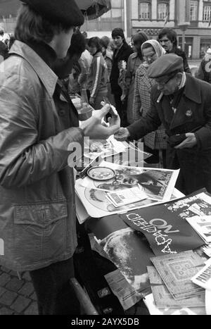 01 mai 1979, Brandebourg, Leipzig: Après la manifestation du 1er mai 1979 à Leipzig sur le Ring, dans le "GDR appelé la Journée internationale De Lutte et de vacances des Ouvriers pour la paix et le socialisme", les journalistes vendent des affiches dans un bazar de soli. L'argent est utilisé pour les dons de solidarité. Photo : Volksmar Heinz/dpa-Zentralbild/ZB Banque D'Images