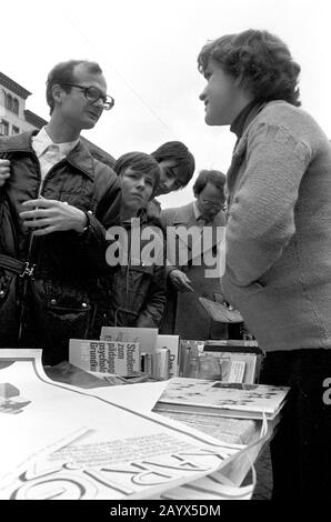 01 mai 1979, Brandebourg, Leipzig: Après la manifestation du 1er mai 1979 à Leipzig sur le Ring, dans le "GDR appelé la Journée internationale De Lutte et de vacances des Ouvriers pour la paix et le socialisme", les journalistes vendent des photos dans un bazar de soli. L'argent est utilisé pour les dons de solidarité. Photo : Volksmar Heinz/dpa-Zentralbild/ZB Banque D'Images