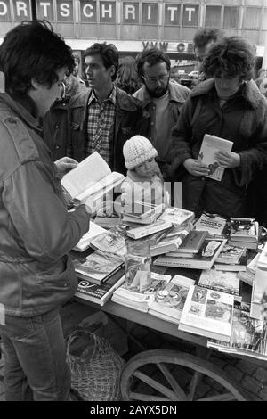 01 mai 1979, Brandebourg, Leipzig: Après la manifestation du 1er mai 1979 à Leipzig sur le Ring, qui a été appelé "Journée internationale De Lutte et vacances Des Ouvriers pour la paix et le socialisme" dans le "GDR", les journalistes vendent des livres, entre autres choses, dans un bazar de soli. L'argent est utilisé pour les dons de solidarité. Photo : Volksmar Heinz/dpa-Zentralbild/ZB Banque D'Images