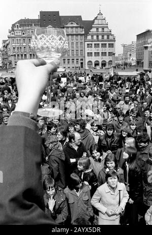 01 mai 1979, Brandebourg, Leipzig: Après la manifestation du 1er mai 1979 à Leipzig sur le ring, dans le "GDR appelé la Journée internationale De Lutte et de vacances des travailleurs pour la paix et le socialisme", les journalistes vendent des articles sur le marché (en arrière-plan les anciennes Échelles) A Solibasar, l'argent est utilisé pour les dons de solidarité. Photo : Volksmar Heinz/dpa-Zentralbild/ZB Banque D'Images